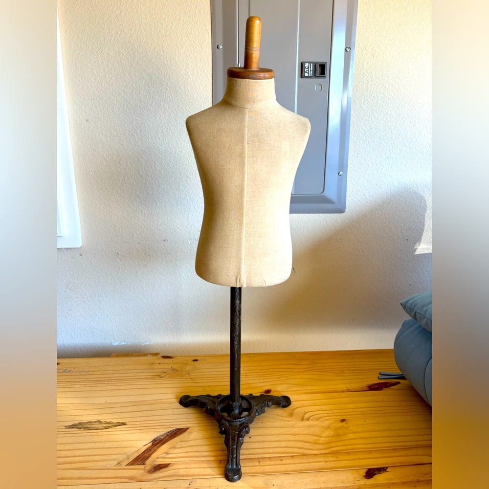 Miniature mannequin for jewelry display
